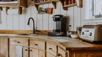 Kühlschrank, Mikrowelle, Herdplatte, Wasserkocher mit Kaffee-/Teezubehör