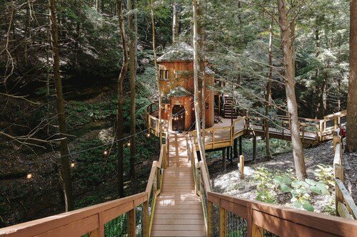 The Hemlock Treehouse | Hocking Hills