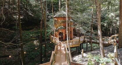 The Hemlock Treehouse | Hocking Hills