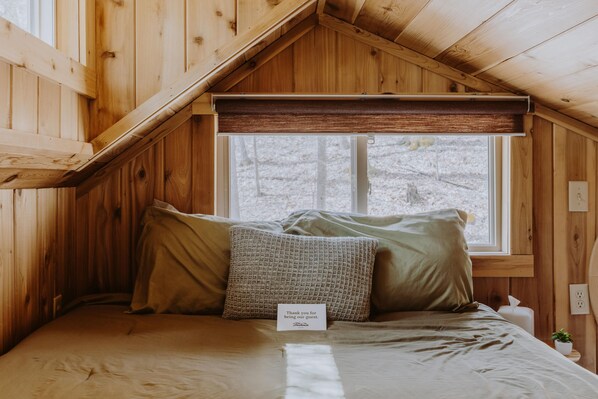 2 bedrooms, desk, WiFi (free), bed sheets