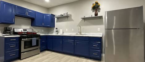 Microondas, horno, parrilla de estufa y comedor