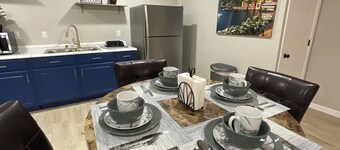 Casita Near Downtown - Free Parking & Patio