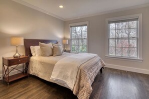 5 bedrooms, iron/ironing board, WiFi, bed sheets