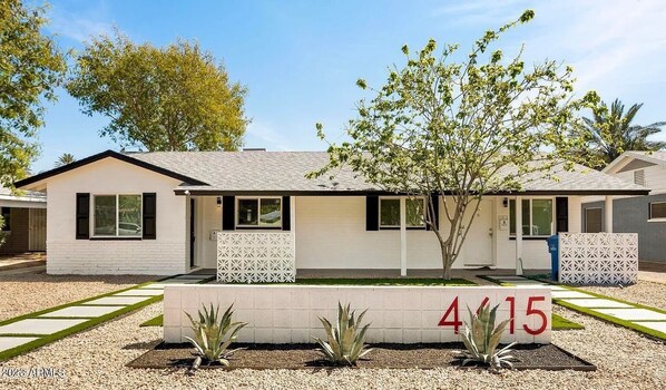 Exterior - Modernized Midtown PHX Private 2BR – Pet Friendly! (Phoenix)