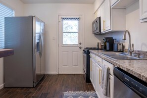 Fridge, microwave, oven, stovetop - Modernized Midtown PHX Private 2BR – Pet Friendly! (Phoenix)