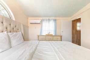 Habitación básica doble, 1 cama de matrimonio | Tabla de planchar con plancha