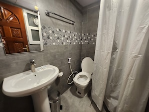 Shower, rainfall showerhead, free toiletries, hair dryer