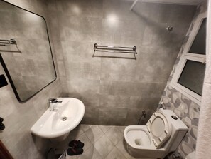 Shower, rainfall showerhead, free toiletries, hair dryer