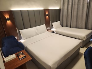 Habitación familiar con 2 camas individuales | Minibar, escritorio, insonorización y tabla de planchar con plancha
