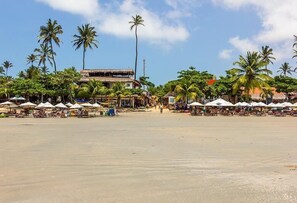 Trên bãi biển, lều miễn phí, ghế dài tắm nắng, khăn tắm biển 