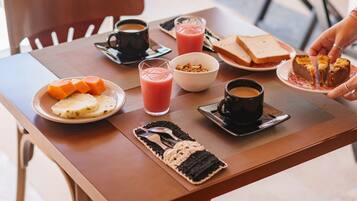 Café da manhã com buffet grátis todos os dias