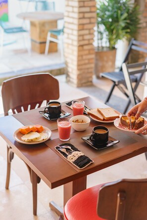 Bao gồm bữa sáng buffet hàng ngày 
