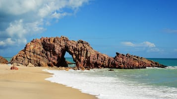 Na praia, barracas de praia de cortesia, espreguiçadeiras