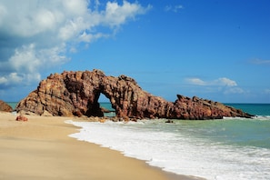 Plage, cabines gratuites, chaises longues, serviettes de plage