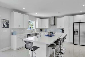 Fridge, microwave, oven, stovetop - Cielo's Del Mar 1 - Pool/Dock/Beach Luxury in KCB (Key Colony Beach)