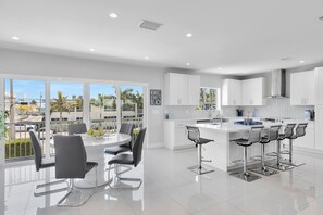 Fridge, microwave, oven, stovetop - Cielo's Del Mar 1 - Pool/Dock/Beach Luxury in KCB (Key Colony Beach)