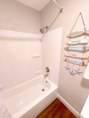 Serviettes fournies, papier toilette