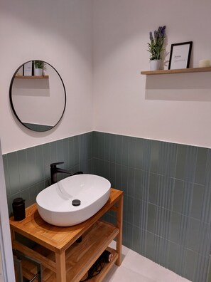 Dusch, hårtork, bidé och handdukar