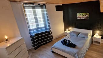 2 bedrooms, travel cot, WiFi, bed sheets