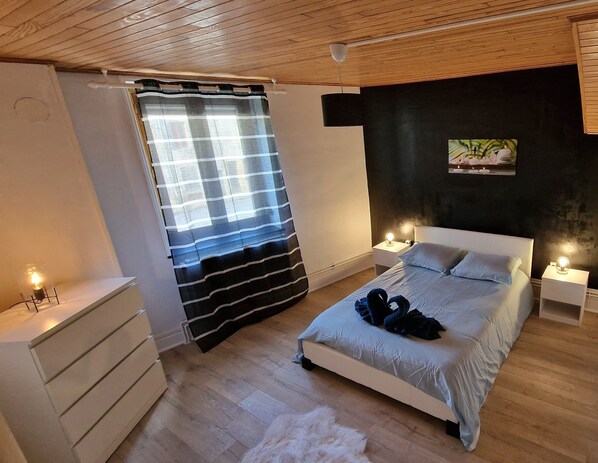 2 bedrooms, travel cot, WiFi, bed sheets