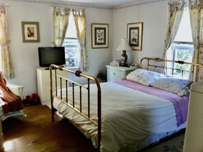 3 bedrooms, desk, WiFi