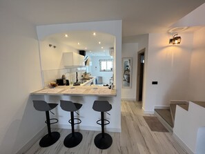 Een koelkast, een microgolfoven, een oven, een kookplaat