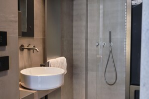 Bruser, hårtørrer, bidet, håndklæder