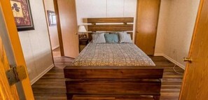 Traditional House | Desk, laptop workspace, free WiFi, bed sheets