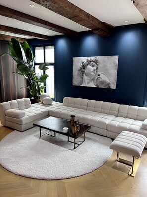 Smart TV, computer monitors - Highly Luxurious & Fancy 7-star Apartment in the City (Amsterdam)