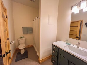 Dusj, hårføner og håndklær