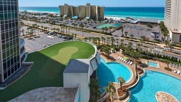 Utendørsbasseng og et oppvarmet basseng