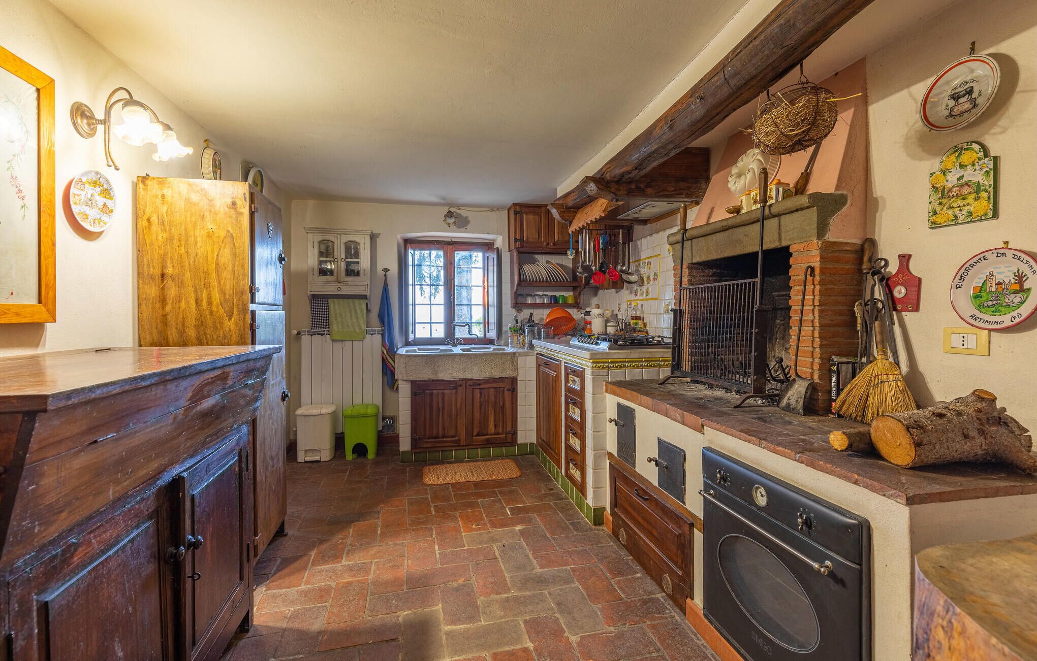 Réfrigérateur, micro-ondes, plaque de cuisson, lave-vaisselle