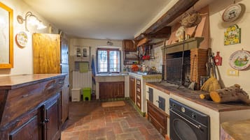 Kühlschrank, Mikrowelle, Herdplatte, Geschirrspüler