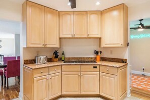 Private kitchen - Groovy Getaway,  (Cape Coral)