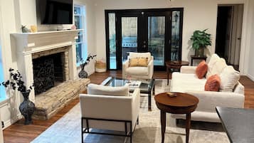 Älytelevisio, takka, kirjoja