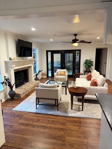 Luxury Southern Hills Home w/Pool great place for staycations,,,