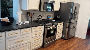 Jääkaappi, mikroaaltouuni, uuni, liesi