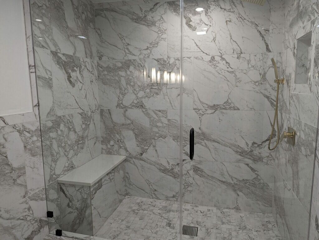 Douche, sèche-cheveux, bidet, serviettes fournies