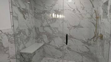 Douche, sèche-cheveux, bidet, serviettes fournies