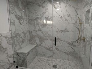Dusche, Haartrockner, Bidet, Handtücher