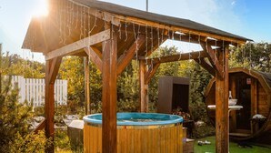 Una estructura de madera al aire libre con un jacuzzi y una sauna.