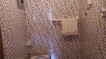 Toallas, jabón, papel de baño