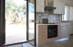 Kühlschrank, Herdplatte, Wasserkocher mit Kaffee-/Teezubehör