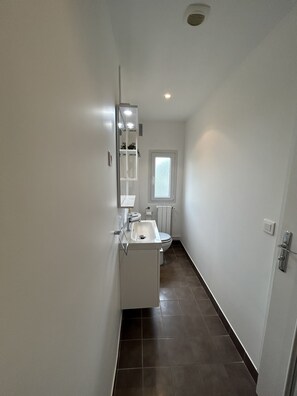 Sèche-cheveux, serviettes fournies, savon, shampoing