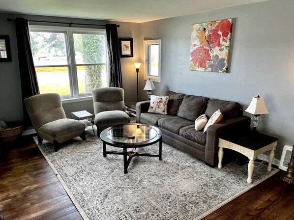 TV connectée, lecteur de DVD, livres