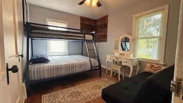 2 dormitoris, escriptori i planxa i posts de planxar