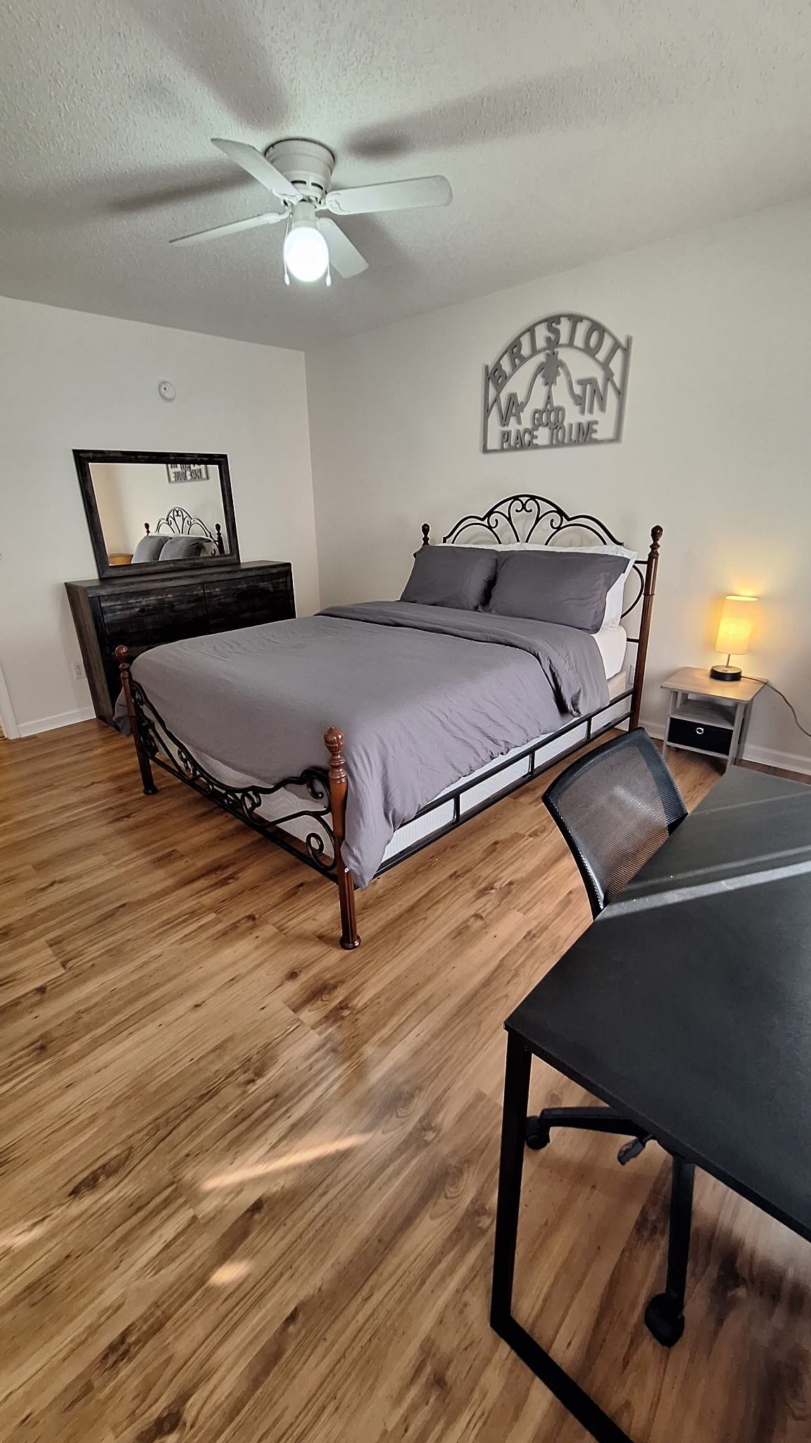 2 bedrooms, desk, iron/ironing board, WiFi (free)