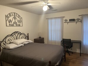 2 bedrooms, desk, iron/ironing board, free WiFi - Comfy Condo (Bristol)