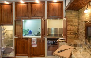 Kühlschrank, Herdplatte, Wasserkocher mit Kaffee-/Teezubehör