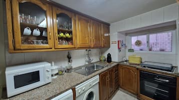 Geladeira, micro-ondas, fogão, cooktop